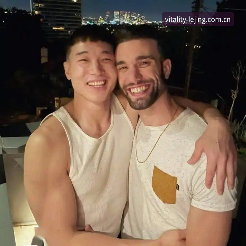墨西哥同性伴侣世界杯拥吻照爆红，足球看台上的多元之爱引发2万点赞